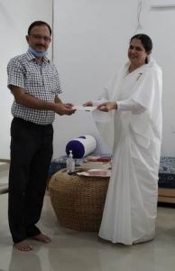 तहसील सागवाडा के SDM महोदय को मुख्यमंत्री राहत कोष के लिए चेक देते हुए बी के पदमा दीदी