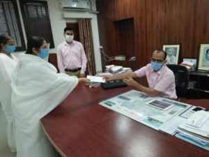 जिला डूंगरपुर के कलक्टर महोदय को मुख्यमंत्री राहत कोष के लिए चेक देते हुए बी के विजयलक्ष्मी दीदी