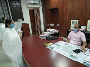 जिला डूंगरपुर के जिला कलक्टर महोदय भेट करते हुए बी के विजयलक्ष्मी दीदी